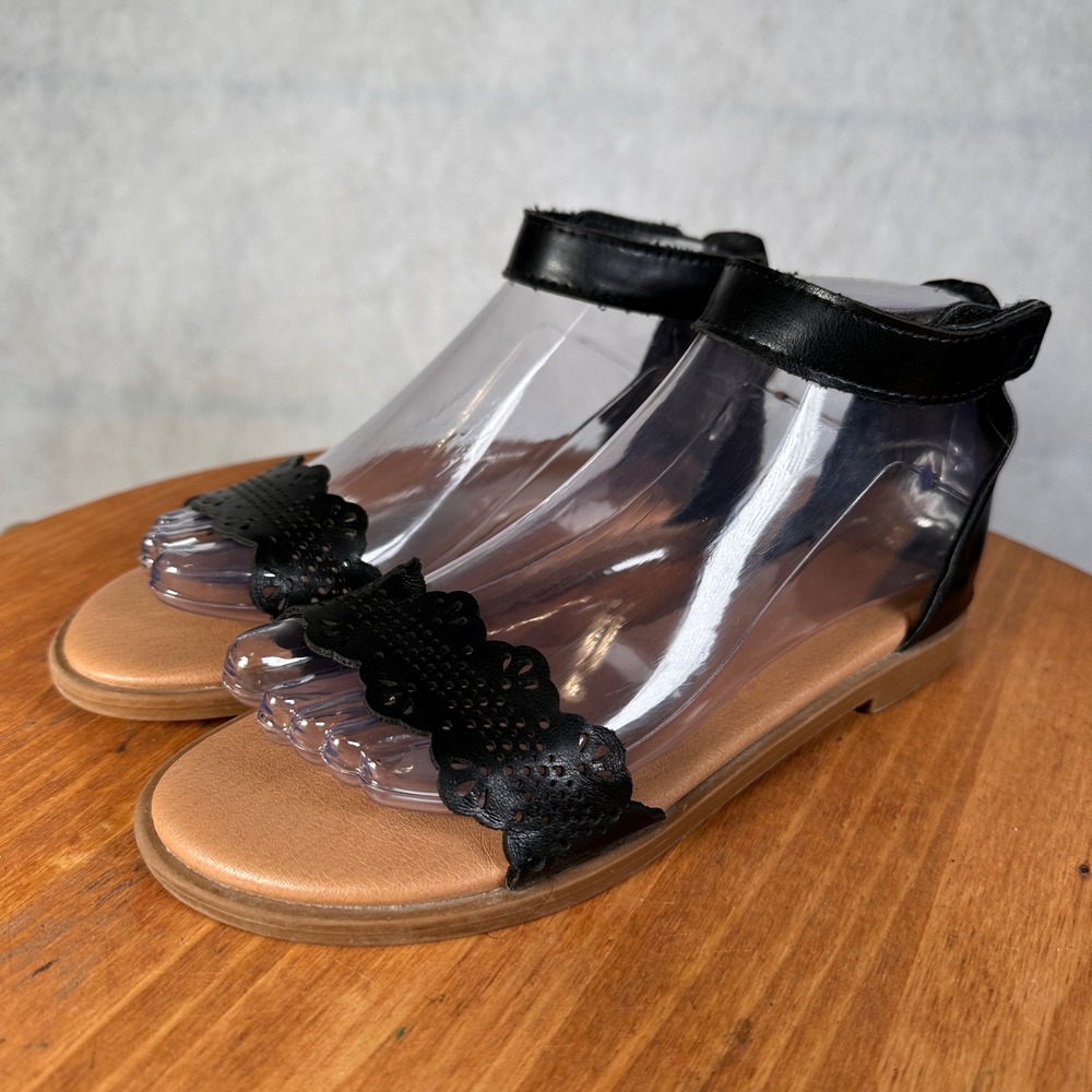 XOXO Scalloped Flat Sandals Women Size 6 Black Good Laser Cut Eyelet Ankle Strap